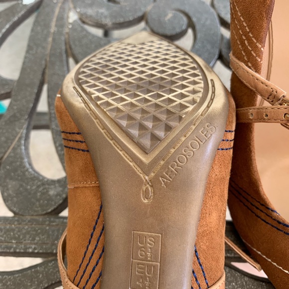 Aerosols Tax Return Pump, tan suede 6.5 - Picture 4 of 4